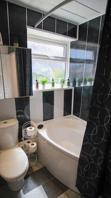 3 Bed, Parking Inc 15 Percent Off For Monthly *