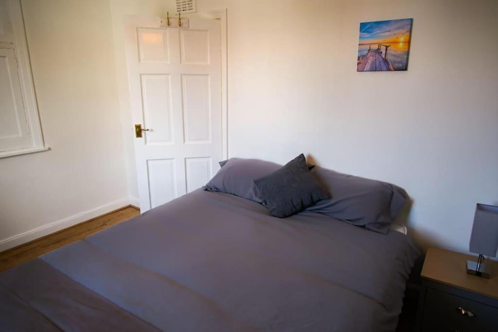 3 Bed, Parking Inc 15 Percent Off For Monthly