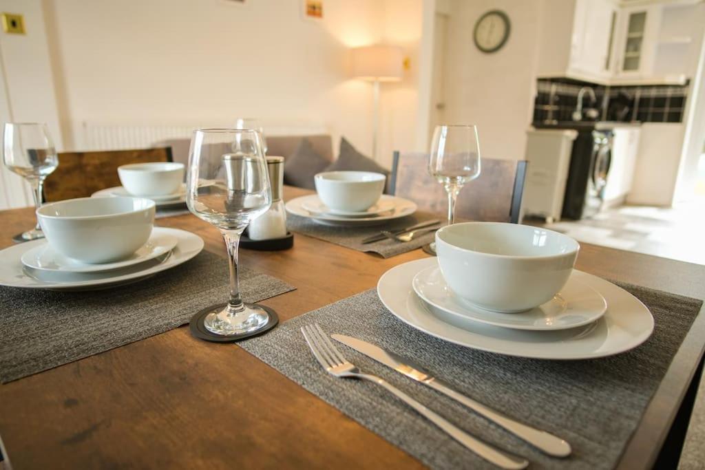 3 Bed, Parking Inc 15 Percent Off For Monthly Apartment
