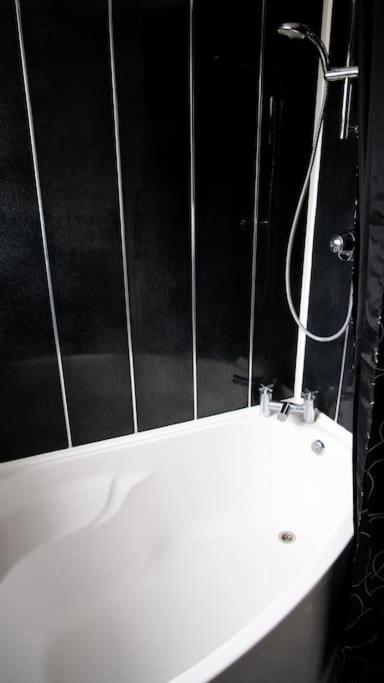 3 Bed, Parking Inc 15 Percent Off For Monthly Apartment *
