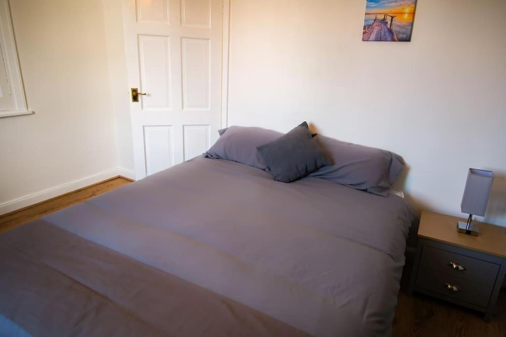 3 Bed, Parking Inc 15 Percent Off For Monthly
