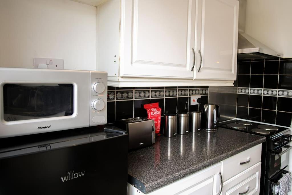 Apartment 3 Bed, Parking Inc 15 Percent Off For Monthly
